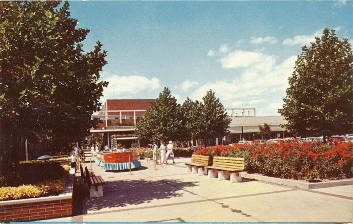 Northland Center (Northland Mall) - Peacock Terrace Northland Center Shopping Jl Hudson (newer photo)